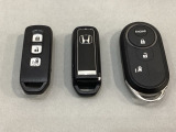 スマートキー付きですからドアロックの開閉およびエンジンスタートが楽々です。電動スライドドアの開け閉めもボタンで操作できます。加えて、純正リモコンエンジンスターター用の操作キーもついています。