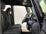 広い足元に肘掛けもついたゆったり座れるシートです。運転席と助手席の間が空いているため、助手席側への移動がスムーズです。交通量の多い道でも、助手席側から乗り降りができます。