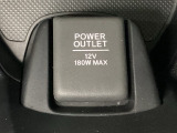 アクセサリーソケットはUSBのアダプターなどをつければ、スマホの充電にも使えます。周辺には物が置けるトレーがついています。