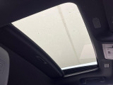 【ムーンルーフ】開放感たっぷりの希少装備、サンルーフが装着されています!車内に明かりを取り入れたり景色を楽しむ以外にも、車内の空気も簡単に換気できて快適です!