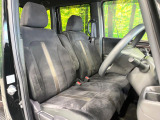 運転席まわりには十分なスペースがあり、大柄な方でもゆったり運転していただける環境です。