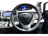 運転中もハンドルでの操作が可能です。特に高速道路等の目が離せない運転時には、便利さだけでなく、安全性も兼ね備えております。