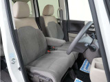 運転席のスペースはゆったりしていて、視界も広く確保されているので普段の運転からロングドライブまで快適です。