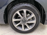 純正のアルミホイール装着。サイズは175/65R15
