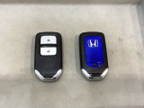 スマートキーを装備しています。鍵を差し込むことなくドアロックの開け閉めと、スタートボタン操作でのエンジンスタートができます。スペアキーも同じものを用意しております。