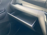 車検証入れなど、いろいろな物が収納できます。