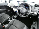 【運転席まわり】・・・ハンドルやシートなども隅々までクリーニング済み。キレイな車内でドライブがより一層快適にお楽しみいただけると思います。