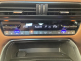 暑い夏の時期にとっても快適なシートベンチレーションを装備!シート内部に取り付けられたファンでシートの表面を換気して、涼しくしてくれます。