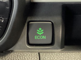 ECONモードをONにするとアクセルペダルの動きに対するエンジンの反応とエアコンの制御を切り換えることで、燃費のいい運転をするドライバーがペダルを踏んだ時と同じようにエンジンを制御します。