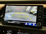 リバースギアに入れるだけで後方の表示へ切り替わります。夜間や雨の日の駐車も楽になりますよ。