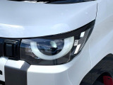 【LEDヘッドライト】悪天候や夜間走行時も良好な視界を確保し安心して運転できる高輝度LEDヘッドライトを装備!点灯速度が早く、消費電力も抑えられています。
