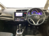車内は光触媒抗菌消臭施工済です。インパネ周りはスタイリッシュなデザインです。グローブボックスやカップホルダーのほかにトレーなどたくさんの収納スペースが付いています。