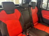 メルセデスのシートは少し硬めになっております。長時間の運転の際、適度な反発があることでお尻や腰の負担を減らす効果が御座います。