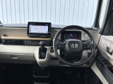 水平基調でスッキリとしたフロントビュー。広く見渡せて運転に安心をもたらします