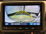 リバースギアに入れるだけで後方の表示へ切り替わります。夜間や雨の日の駐車も楽になりますよ。