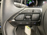 運転中、オーディオの操作をしてて、ハッとしたことはありませんか?ステアリングスイッチは、運転中でもハンドルでオーディオの操作が可能です。安全なドライブをサポートします。