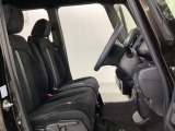 女性でも運転がしやすいように、シートの高さ調整機能(シートリフター)がついています。運転席と助手席の間が空いている為、助手席側への移動がスムーズです。交通量の多い道でも助手席側から乗り降りができます。
