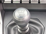 【6速マニュアル車】マニュアル車ならではのギア操作と加速感を楽しめます。自分の操作で車の挙動をコントロールする楽しさが、ドライブの醍醐味を高めます。