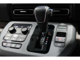 インパネシフトだから視線の移動も少なく足元もスッキリ♪運転席もゆったりしているのでゆとりを持ってドライブできますね!