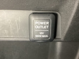アクセサリーソケットはUSBのアダプターなどをつければ、スマホの充電にも使えます。周辺には物が置けるボックスがついています。