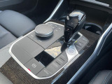 【シフトノブ】BMWの高性能オートマチックは、ATセレクトレバーを左側に倒すことで、通常の「D」から「S」(スポーツ)または「M」(マニュアル)へと切り替えが可能です。