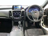 運転席周りのレイアウトをご覧ください。ナビゲーションが綺麗に装着されすっきり収まってますね!