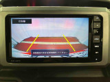 【バックカメラ】 駐車時に車両後方の様子を見ることができるので、運転の不安を軽くします。