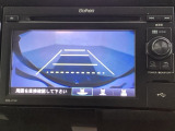 ギヤをR(バック)に入れるとディスプレイオーディオの画面に後ろの映像が映るリアカメラ付です。後退時、コンディションが悪い視界でもカラーバックモニターがドライバーをサポートします。
