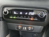 【オートエアコン】車内温度を感知して自動で温度調整をしてくれるのでいつでも快適な車内空間を創り上げます!どの席に座っても快適なドライブが楽しめます♪
