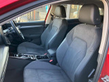 リクライニングシートの調整は手動式となっております。乗車される方の衝突安全性を考慮、正しい乗車位置を保持するためと運転のしやすさ、保護能力を最大限に高める為にあえて微調整可能な設計となっております。