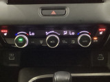 オートエアコンがついてます。左右独立で温度設定のできるデュアルオートエアコンです。パネル内のシートヒータースイッチは前席の左右別々に温度設定ができます。