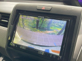 【バックカメラ】駐車時に後方がリアルタイム映像で確認できます。大型商業施設や立体駐車場での駐車時や、夜間のバック時に大活躍!運転スキルに関わらず、今や必須となった装備のひとつです!