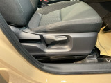 【シートレバー】ただ座るだけじゃない、運転のしやすさを決める大事なスイッチ。視界を広げたり、腰への負担を減らしたり。体型に合わせてジャストフィットさせるこの瞬間、さあ走るぞって気合が入ります。
