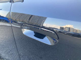 【デザインとの融合】BMWデザイナーが創り出したボディデザインを損なう事のない様に配置とデザインに拘っています。ドアノブについてもBMWの拘りに妥協はありません。