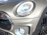 ●LEDヘッドライト:夜間走行時も良好な視界を確保し安心して運転できる高輝度LEDヘッドライトを装備!点灯速度が早く、消費電力も抑えられています。