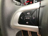 運転中、オーディオの操作をしてて、ハッとしたことはありませんか?ステアリングスイッチは、運転中でもハンドルでオーディオの操作が可能です。安全なドライブをサポートします。
