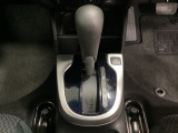 CVT車のセレクトレバーです。低速から高速まで、変速ショックのないスムーズな走りを実現するとともに、エンジン効率のよい領域を維持することで燃費にも貢献します。