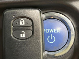 【スマートキー】カバンやポケットに入れたままでもドアの施錠・解錠が可能なスマートキーを装備。エンジンのオン・オフ時もカギを取り出す必要が無いからとっても便利です♪