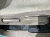 シートハイトアジャスターが付いているので運転姿勢を調整するのに便利ですね。身長に合ったシートポジションは安全運転や疲労軽減にもつながります。