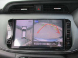 アラウンドビューモニターも装備しております。ご覧のように車体を真上か見たような映像なので、車庫入れの苦手なお客様ももうご心配いりません。