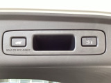 ハンズフリー機能付きパワーテールゲートで、重い荷物を持っていても足をかざすだけで開閉可能。予約クローズ機能により、離れると自動で閉まるため、積み込み後もスムーズに移動できます。