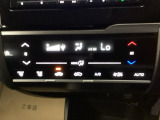 オートエアコンで、毎日のドライブを快適に。温度、風量を自動で調整し、理想的な車内環境を提供します。