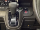 CVT車のセレクトレバーです。低速から高速まで、変速ショックのないスムーズな走りと、エンジン効率のよい領域を維持して燃費にも貢献します。サイドブレーキはスイッチ操作の電子制御パーキングブレーキです。