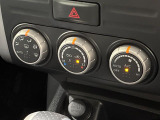 【オートエアコン】一度お好みの温度に設定すれば、車内の温度を検知し風量や温度を自動で調整。暑い&hellip;寒い&hellip;と何度もスイッチ操作をする必要はありません。快適な車内空間には必須の機能ですね♪