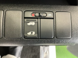 パワースライドドアの開閉はスマートキーのリモコンやドアノブは勿論、運転席側のスイッチ操作でも開閉ができ、安全・簡単です