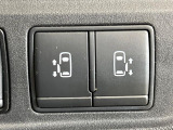 【ハンズフリー機能付き両側パワースライドドア】スライドドアの下に足先を入れてすぐ引くと、自動的にスライドドアが開閉します!荷物で両手がふさがった状態でも、ドアの開閉ができてとっても便利!