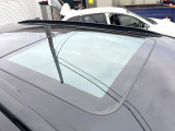 【大型サンルーフ】車内の解放感が一気に上がる大型のパノラマルーフ!季節を問わず開放的で快適なドライブをお楽しみいただけます。流通量も少なく希少価値の高い人気の装備です♪