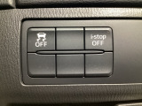 運転席脇のクラスタースイッチ部分にはアイドリングストップOFF、その他走行系スイッチを集中配置しております。