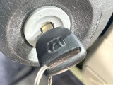【キーレス】少し離れた場所からでもボタン一つでドアの開錠・施錠ができるのでとっても便利!ドアの鍵穴周りに傷をつけることもありません♪