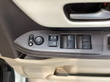 電動格納式リモコンドアミラーと、パワーウィンドウスイッチ等は運転席ドアにあります。